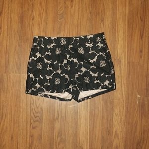 Mid rise shorts made of lace fabric!